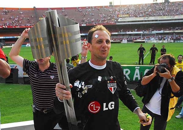 Rogério Ceni com a taça do São Paulo no Brasileirão