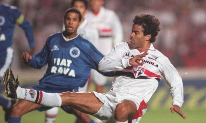 Raí em jogo pela Copa do Brasil de 2000 diante do Cruzeiro