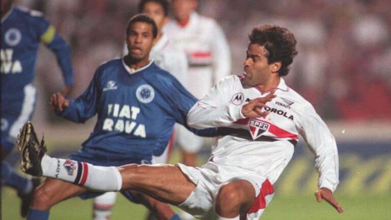 Raí em jogo pela Copa do Brasil de 2000 diante do Cruzeiro